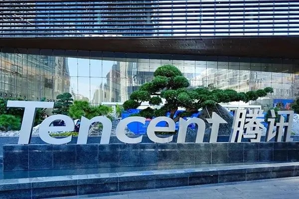 我和别人私下qq交易回收王者荣耀账号被人骗了咋办?那人叫我把好友全删了，可是我说汇款的时候就不理人?