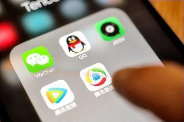 我和别人私下qq交易回收王者荣耀账号被人骗了咋办?那人叫我把好友全删了，可是我说汇款的时候就不理人?